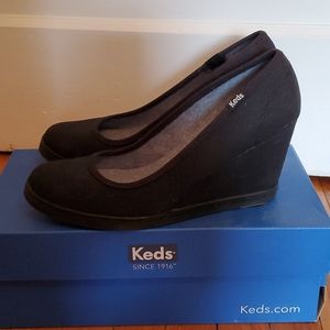 Wedge style canvas sneaker/shoe